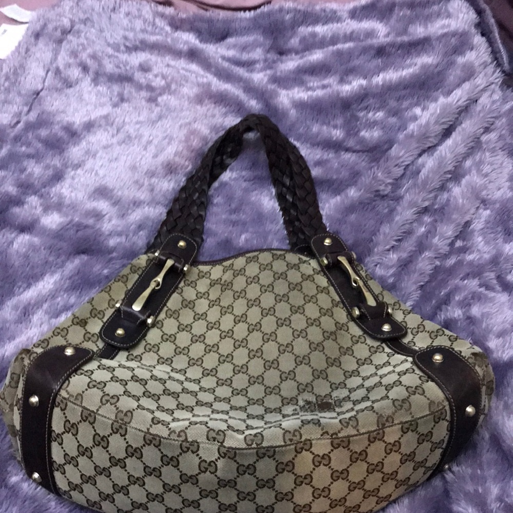 Authentic Gucci shoulder bag.